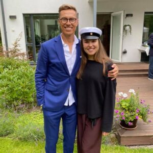 Emilie Stubb isänsä Alexander Stubbin kanssa kotinsa edustalla juhlimassa Emilien ylioppilaaksi pääsyä.